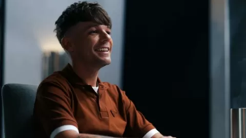 Louis Tomlinson Revela Detalles Íntimos: Nuevo Álbum, Gira Global y Posible Colaboración con Yungblud Marcan un Renacer Artístico
